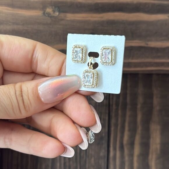 14K Gold Plated Elegant Gold Pendant Necklace and Earring Set - Picture 5 of 8